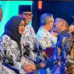 Bupati Berau Menerima Penghargaan Tertinggi PGRI