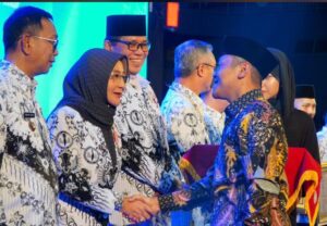 Bupati Berau Sri Juniarsih Raih Penghargaan Tertinggi PGRI